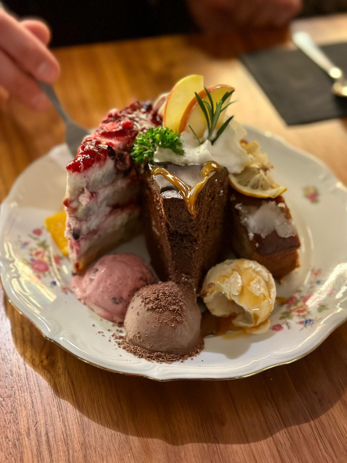 Vegane Desserts mit hausgemachter Eiscreme und Kuchen