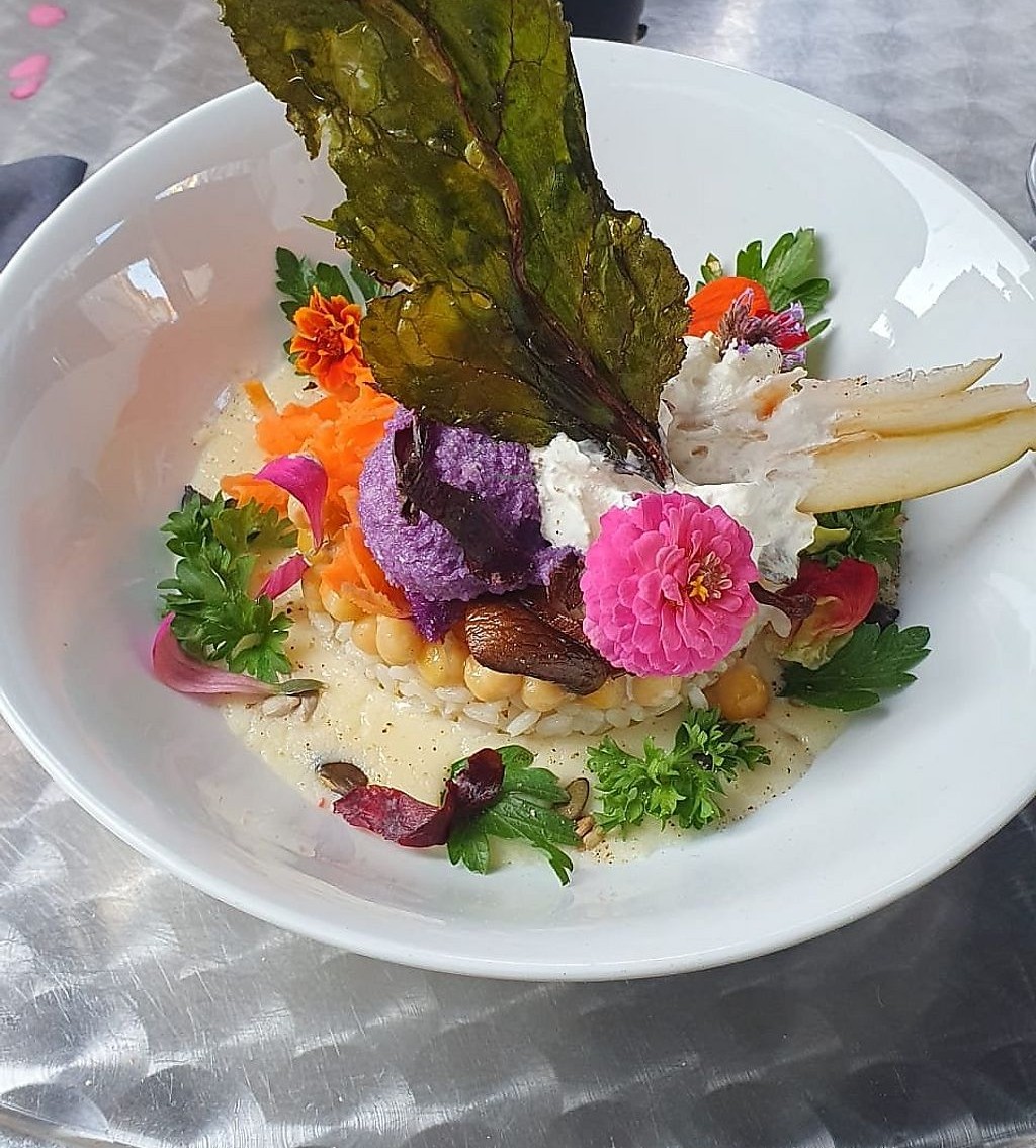 Veganes Fine Dining Gericht mit essbaren Blüten