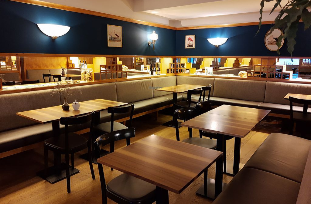 Stimmungsvoller Restaurant-Innenraum mit Weingläsern und warmer Beleuchtung