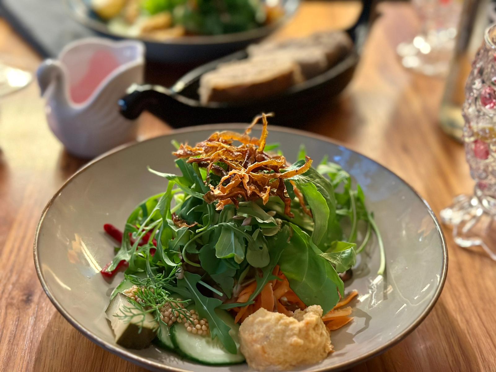Frische vegane Croissants auf Etagere im Formidable Pelikan