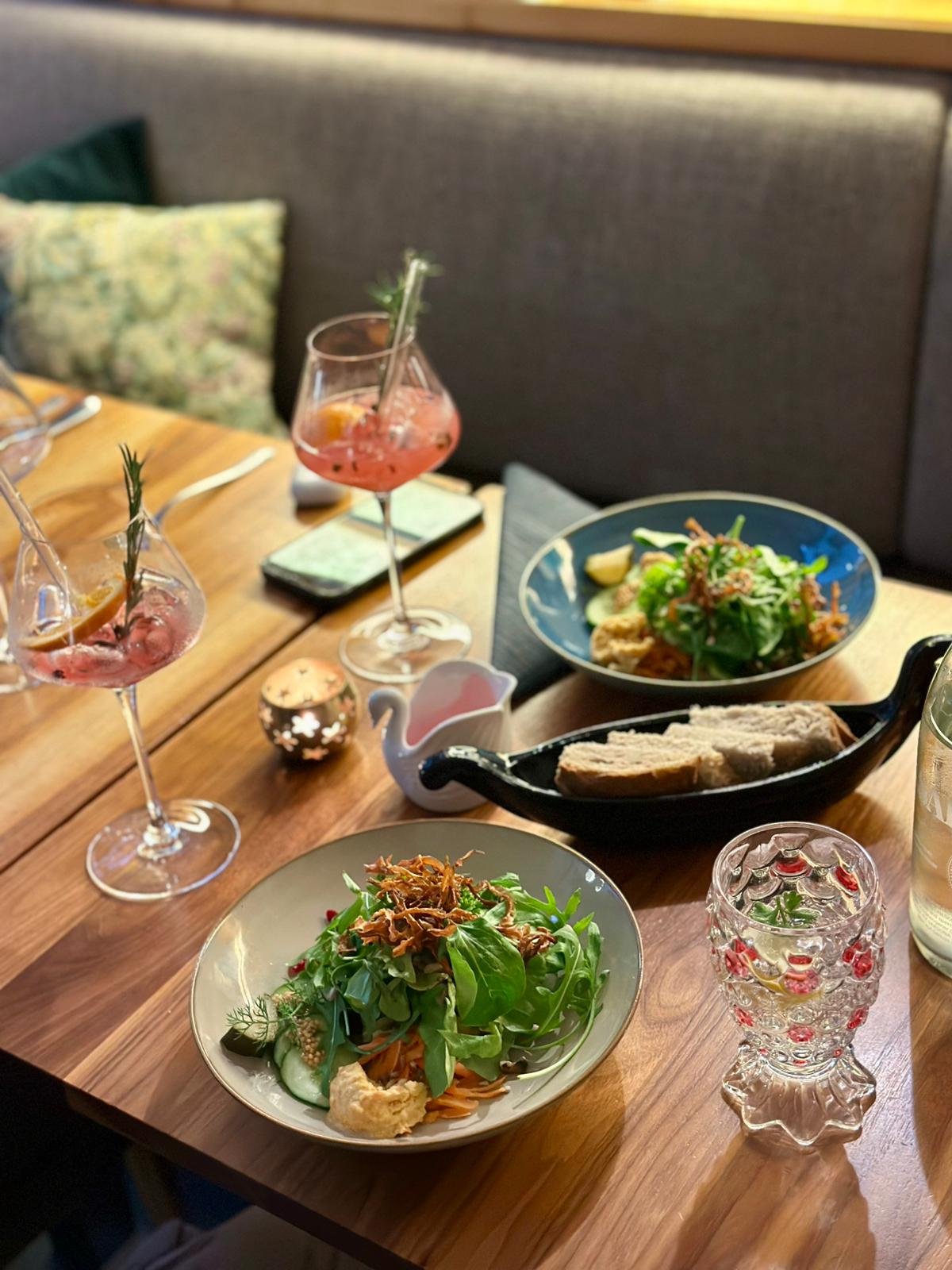Frischer saisonaler Salat mit Hummus und Röstzwiebeln