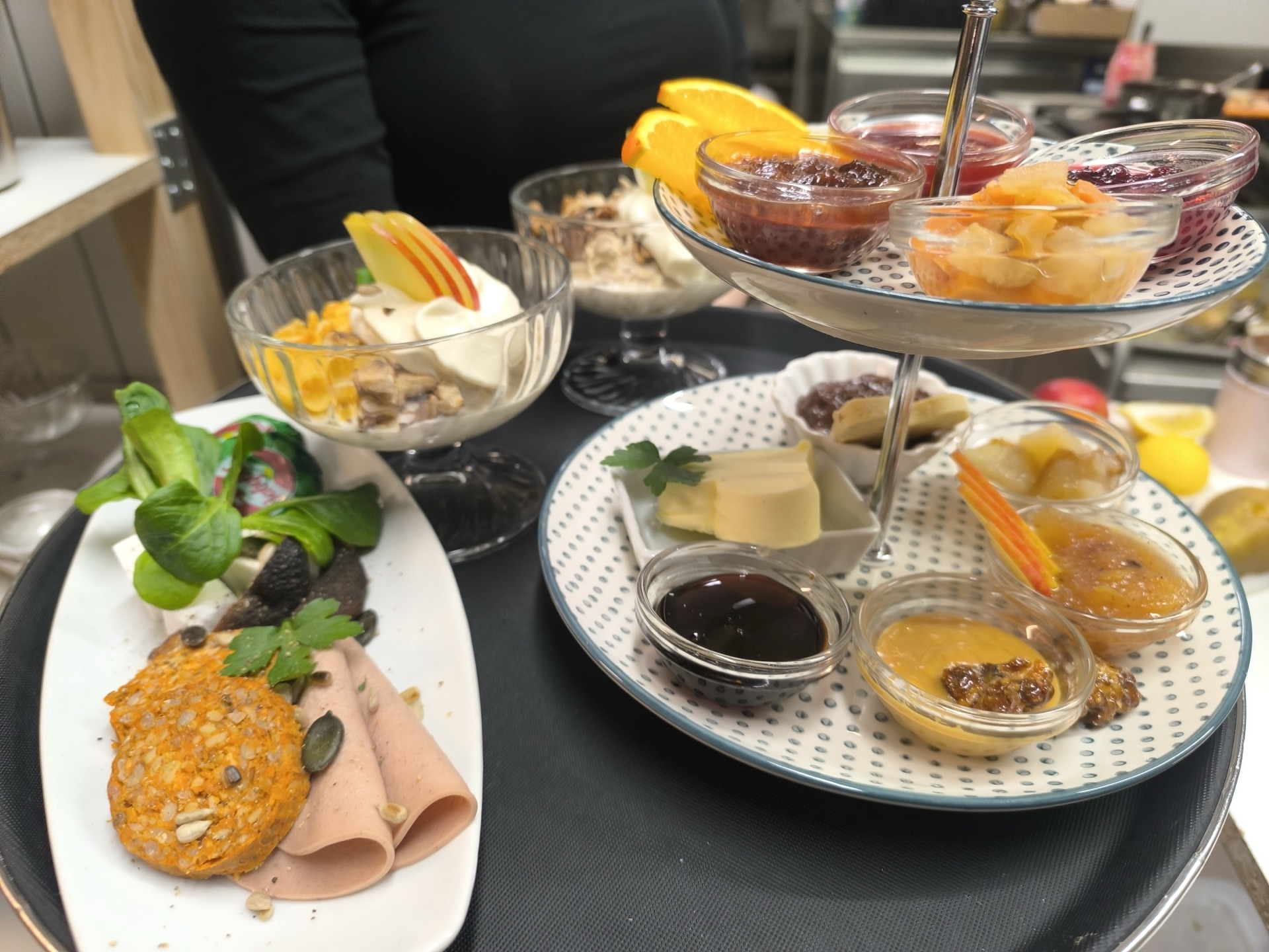 Veganes Müesli Buffet mit Toppings, frischen Früchten und pflanzlichen Milchalternativen