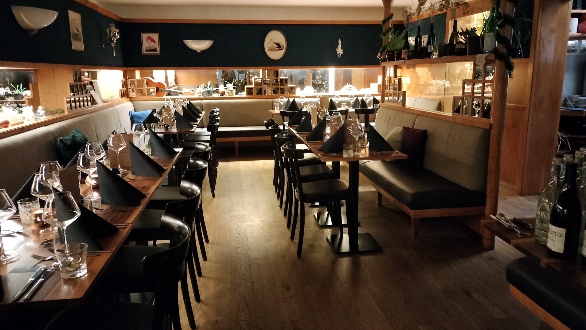 Eleganter Fine Dining Tisch im Formidable Pelikan mit Weingläsern und gedecktem Tisch