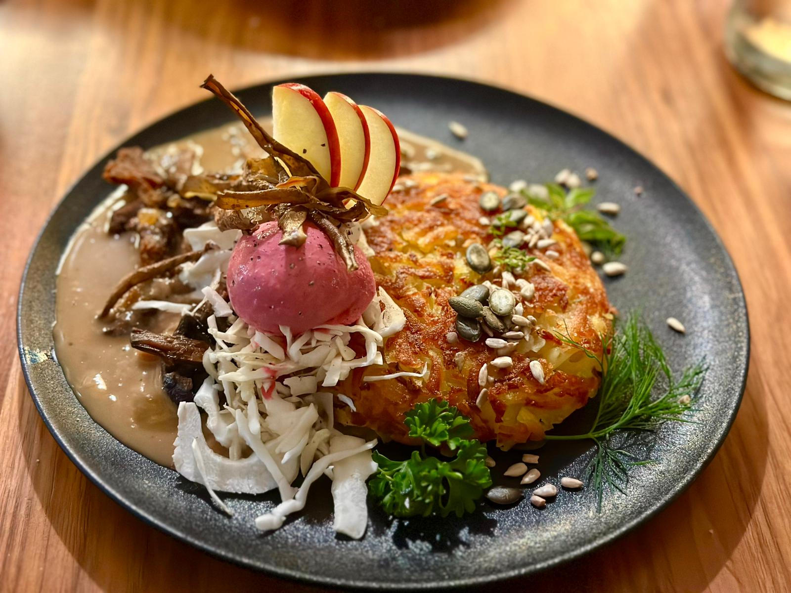 Vegane Hauptgänge mit Rösti und saisonalem Gemüse