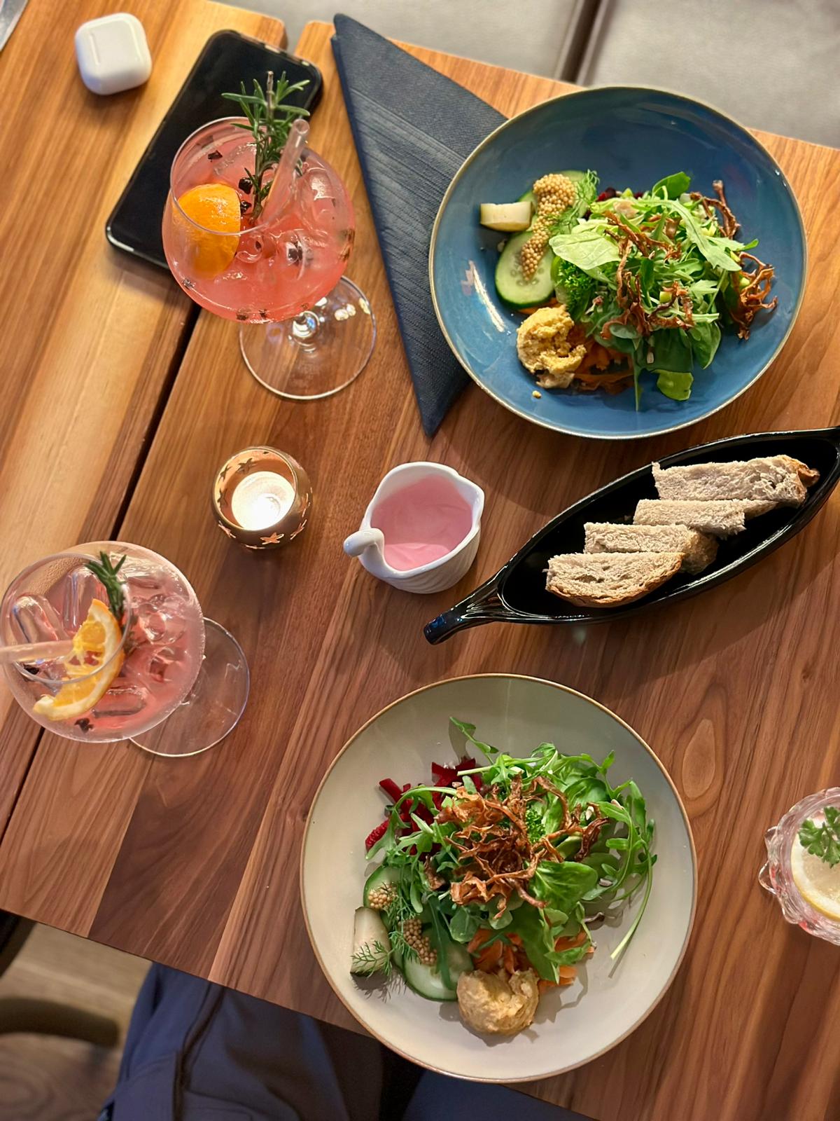 Vegane Vorspeisen und Salate mit frischen Kräutern